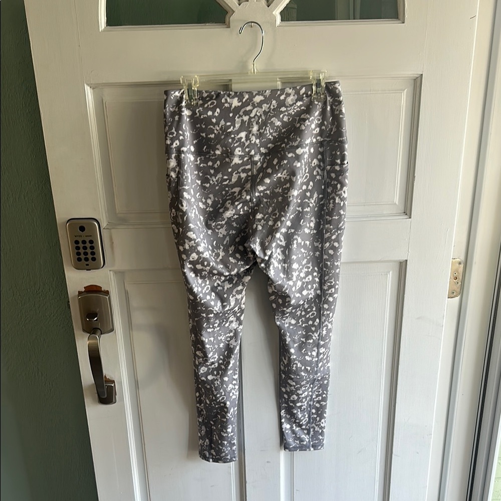 Stylish Gray Patterned Leggings - image 3